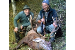 Cervo coronato abbattuto nella Riserva di S.Tomaso Agordino dal Socio Francesco Biscaro (a destra), che nella foto è assieme al Vice Presidente della Riserva Sig. Martino Rossi.
