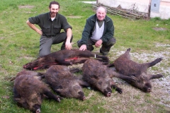 Giuseppe Garau e Alcide Roman, controllori della Riserva di Quero, visibilmente soddisfatti dopo una giornata di controllo dello scorso maggio: i cinghiali pesano circa 30 kg ciascuno.